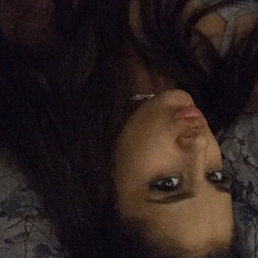 Ariana Grande är upp och ner. Ariana Grande är upp och ner.